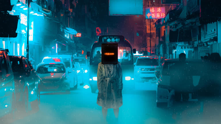 有一个女人站在一条红绿灯的街道中间