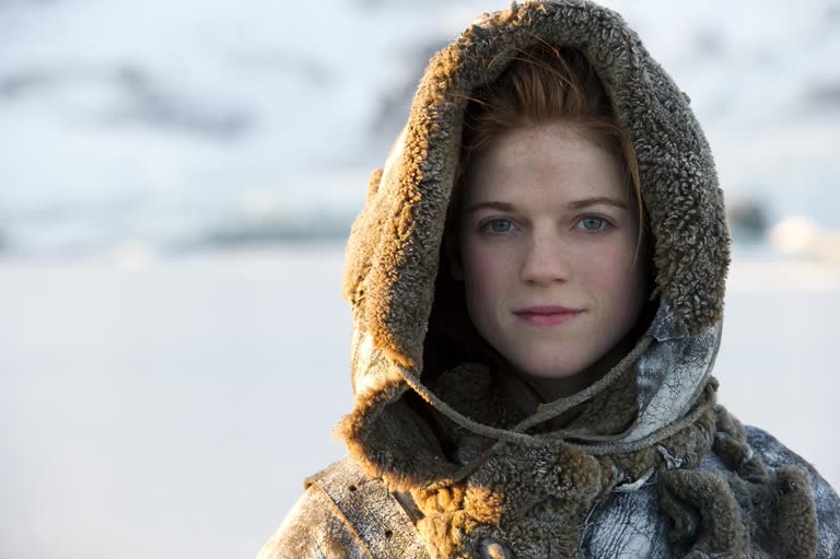 有一个女人穿着外套站在雪地里