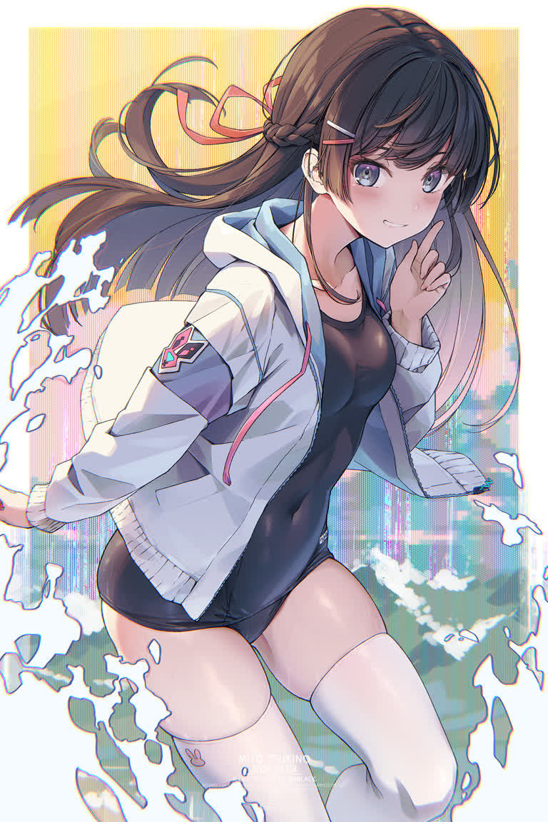 有一个女人拿着冲浪板站在水里