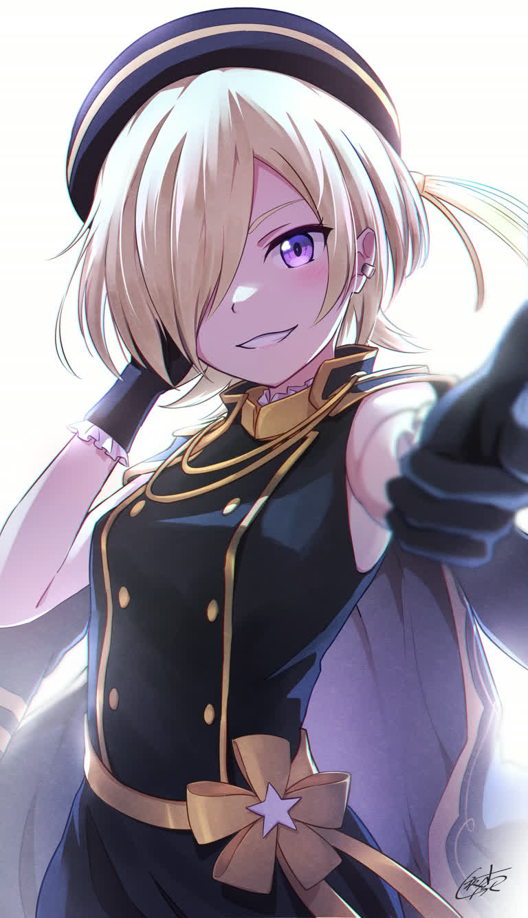 有一个身穿制服的女人手里拿着枪