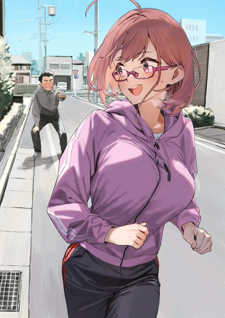 有一个女人戴着眼镜走在街上