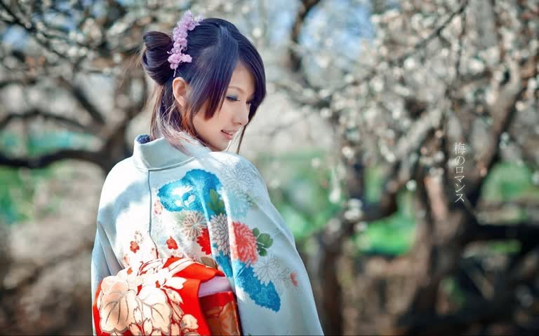 公园里有一个穿着和服的女人