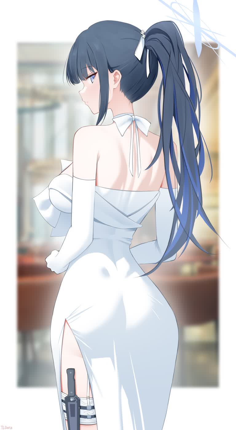 有一个身穿白色连衣裙的女子,手里拿着枪