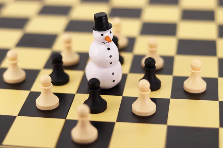 黄黑相间的棋盘,上面有一个雪人