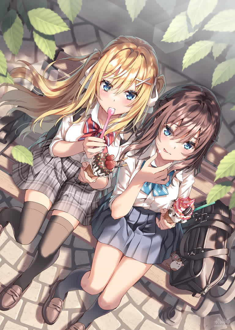 有两个年轻女孩坐在长椅上吃冰淇淋